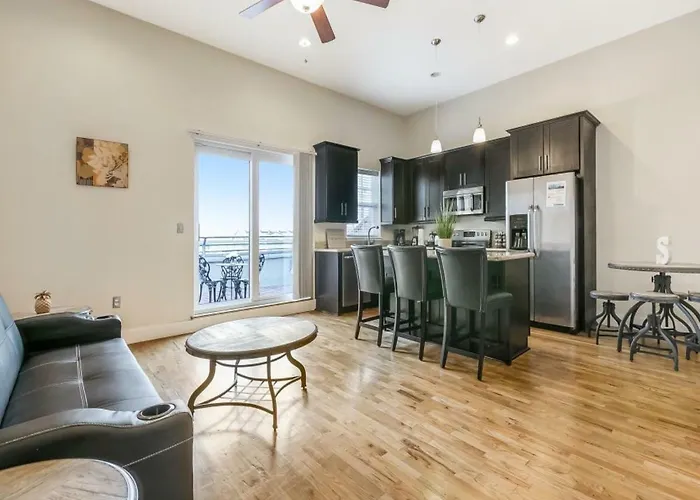 Gorgeous Condos Steps From French Quarter And Harrah\'S St.
